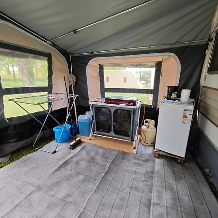 Camping Le Val Aux Fees - Broceliande Concoret المظهر الخارجي الصورة