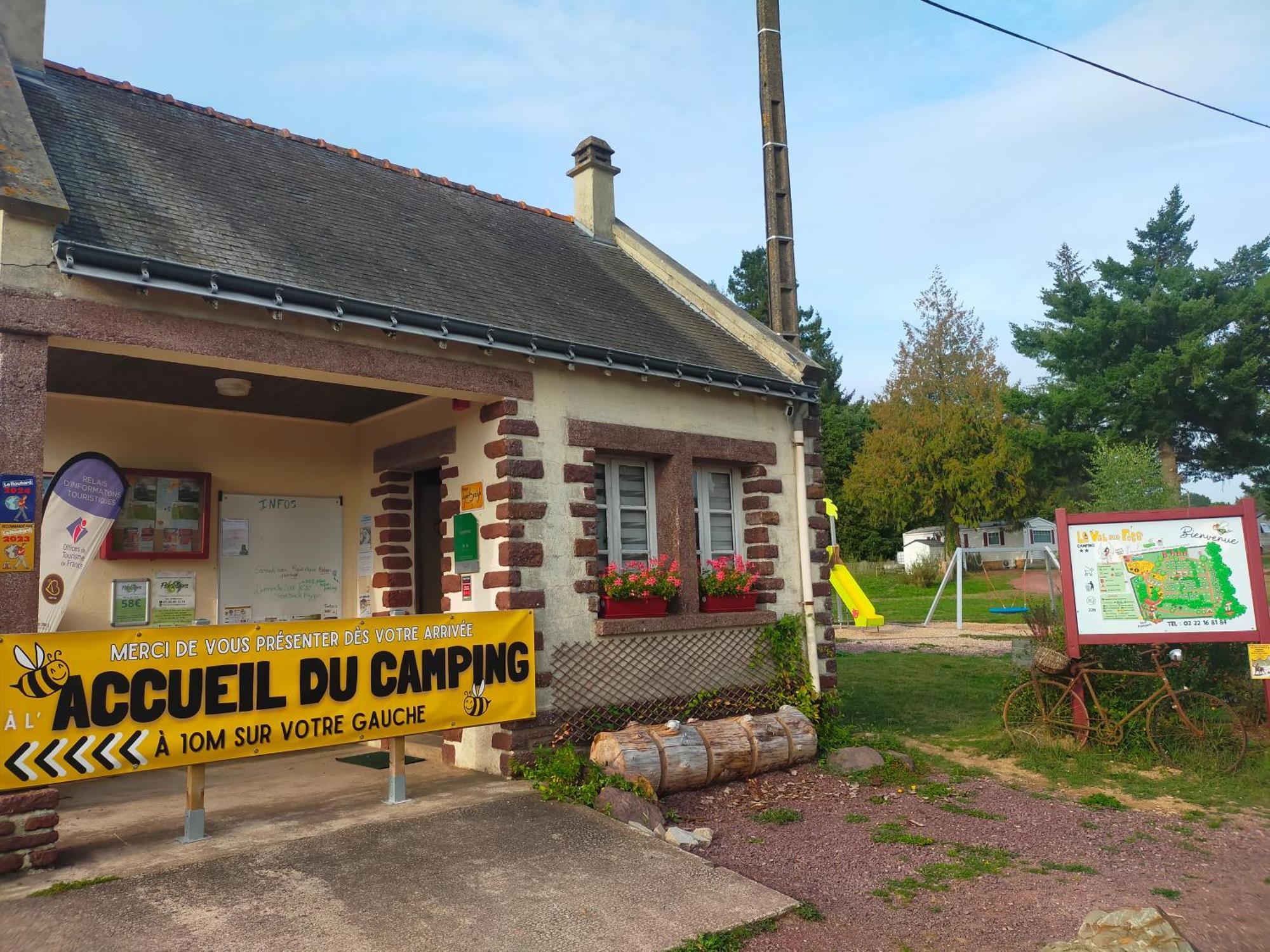 Camping Le Val Aux Fees - Broceliande Concoret المظهر الخارجي الصورة